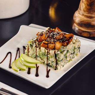 ქათმის სალათი ყველითა და მწვანე ვაშლით