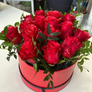 Cutie cu 15 trandafiri și verdeață