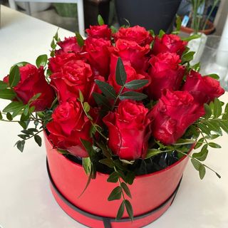 Cutie cu 15 trandafiri și verdeață