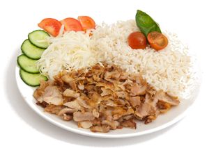 Донер с рисом на тарелке 