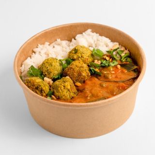 Ryż jaśminowy z gulaszem tajskim i klopsami wieloroślinnymi