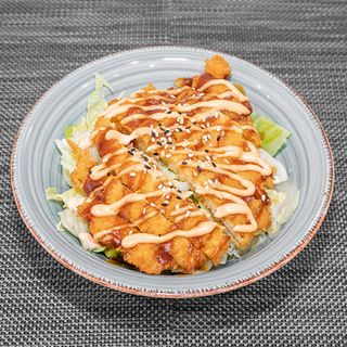 Ensalada de pollo katsu