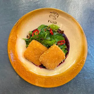Салат з імеретинського сиру з ягідним соусом (250г)