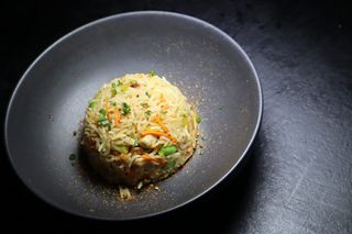 Yakimeshi con salmone