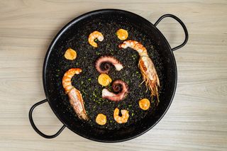 Paella negra de langostinos, pulpo y gambones 