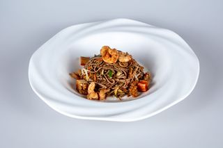 90. Spaghetti soba con misto mare, verdure e uova