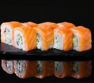 B16. Salmón Uramaki