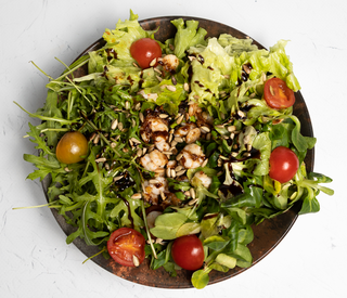 Sezonska salata s kozicama