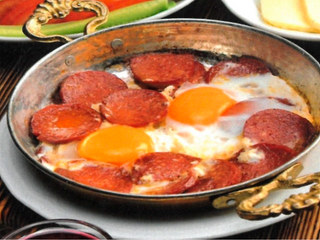 Яєчня з турецькою ковбасою