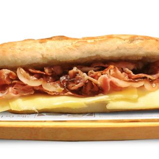 Bocadillo de beicon y queso