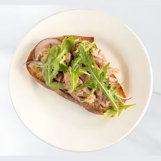 Брускетты с тунцом