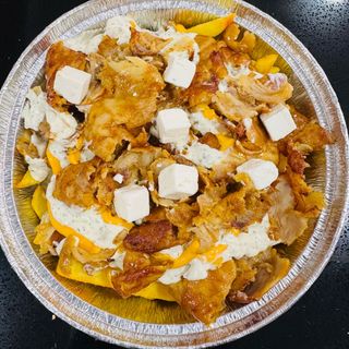 plato kebab y patatas con queso