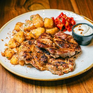 Ceafa de porc cu cartofi zdrobiti si sos de usturoi