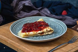 Палачинки с маскарпоне и прясно малиново сладко (120г)