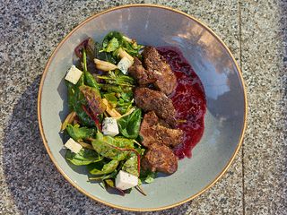 Салат з карамелізованою печінкою, грушею та дорблю (300g)