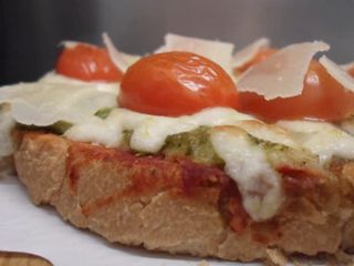 Bruschetta De Pesto Con Tomate Cherry Y Parmesano