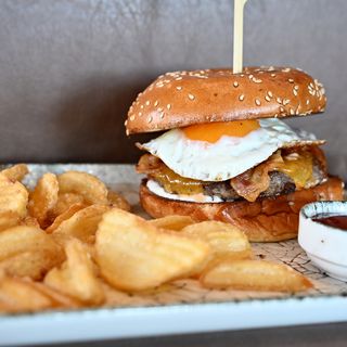 Burger na oko (hrskavi crispers krumpirići su uključeni u cijenu)