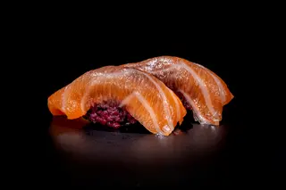 130. Nigiri De Arroz Negro De Salmón (2 Uds.)