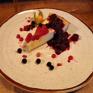 Cheescake cu sos de visine si fructe de padure