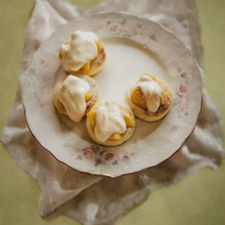 Домашні сирники з карамелізованими яблуками та вершковим кремом (310г)