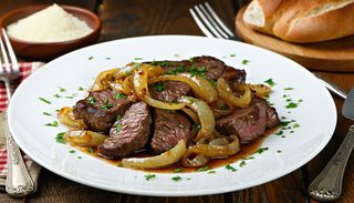 Ficat de porc cu ceapa la tigaie