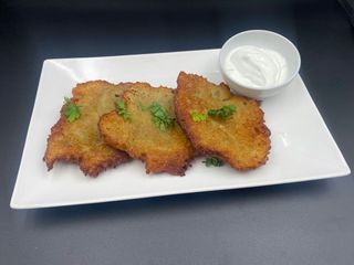 Placki ziemniaczane, śmietana
