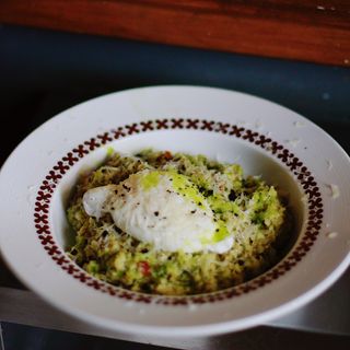 Солона вівсянка з песто, в'яленими томатами та яйцем пашот