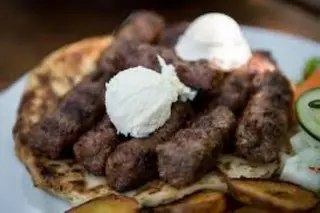 Ćevapi na kajmaku