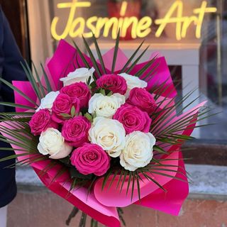 Buchet format din 15 trandafiri cyclam si alb