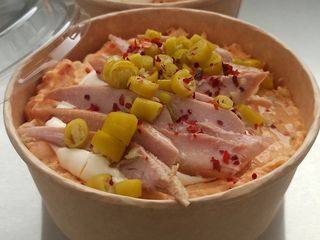 Ensaladilla de pimientos del piquillo, ventresca y piparras