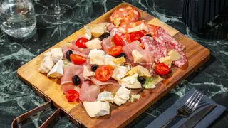 Platou selecție brânzeturi şi mezeluri