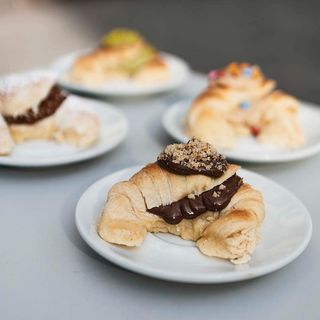 2 Cafés + 4 Medialunas Rellenas