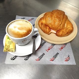 2 Cafés + 2 Croissant jamón y queso