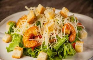 Салат Цезар з тигровими креветками 200г