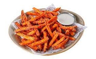 Пържени сладки картофи със сос от праз лук (200г)