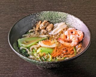 Noodles in brodo con pesce