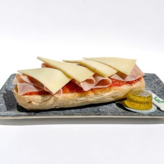 Tostada de queso y jamón york con tomate