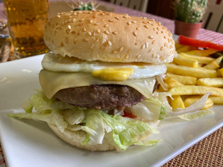 Hamburguesa Rulo De Cabra Y Cebolla Caramelizada