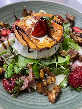 Микс зелени салати със запечено козе сирене