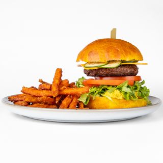 Next level burger s pomfritom od batata