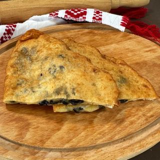 Langoş umplut cu mozzarella și măsline