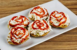 Tostones Con Queso Rallado Y Salsa (Ración)