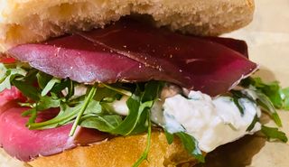Panino con bresaola Punta d'Anca, burrata e rucola