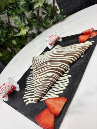 Clătită Nutella + căpșuni + Raffaello