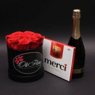 Cutie cu trandafiri, ciocolate Merci și Lacrima Dulce