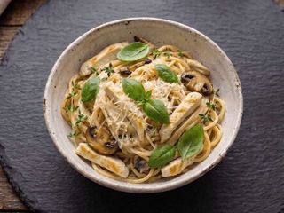 Пенне з куркою та грибами