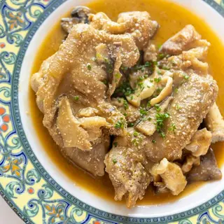 Manitas de cerdo en salsa de boletus con patatas.
