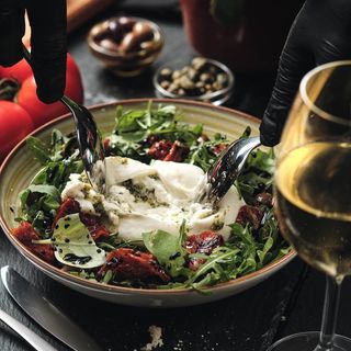 Ensalada Con Burrata Inyectada En Pesto Genovese