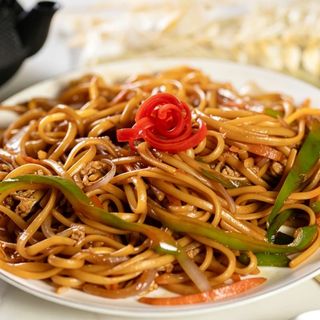 Tallarines Fritos con Verduras Variadas y Huevo