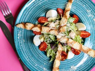 Салат Цезар з куркою та беконом